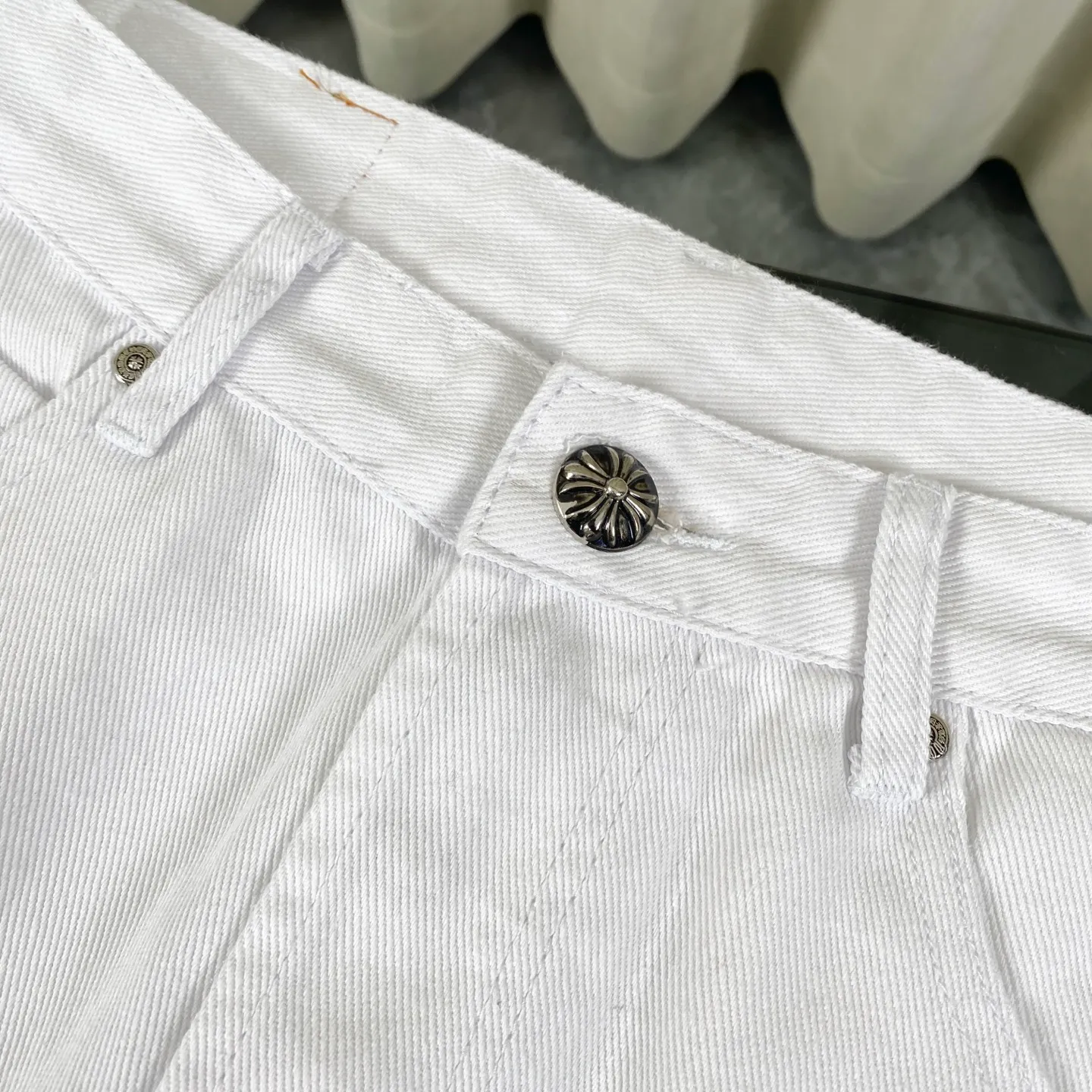 🅿️280 [Strongest version] Chroe Hets CH Chroe Hets CH white and light pink leather label jeans Customized metal buckle Legs washed distressed ripped hem ceiling-level jeans ‼ About Zangyin✅This is an extremely luxurious fashion brand that can also be called the aristocrat of the high street. It has always been an exclusive brand for some hipsters or the rich second generation. Compared with ordinary high streets, it is more luxurious and noble. Compared with luxury brands, it is more fashionable and individual. Top heavy industry fashion design✅Consistently high street luxury style creation. Speaking of this style, the Zangyin family and the GU family are definitely among the leading representative brands. Especially the Zangyin family's creation of high street style has really achieved an effect of transformation. The color of this model is already very eye-catching by using a unique washed material. It is decorated with pink patchwork cross flowers, which cleverly highlights the charm of the brand. Secondly, this model adopts a classic high-waist cut design, which highlights the long legs and fashionable temperament of the upper body. The brand is highly recognizable and the slim-fitting configuration is more suitable for daily wear. The personality will be fashionable and the specifications can be seen at a glance. Materials and technology ✅ Needless to say, this point goes without saying. As an excellent craftsman brand, Zangyin's requirements for details and craftsmanship are really perfect. The washed color of this model has gone through a lot of processes, not to mention the embellishment of the denim appliqués. It is also purely handmade and sewn. Just like what they believe in, only handmade things have soul and have the meaning of wearing. A top-notch heavy-duty fashionable denim item, recommended by both hands‼   Size: 28 30 32 34 equivalent to S-XL